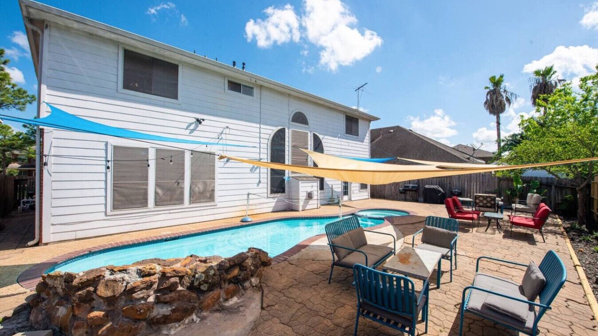 Barker House | Stylish 7-BR w Pool & Spa 20 Mins Downtown