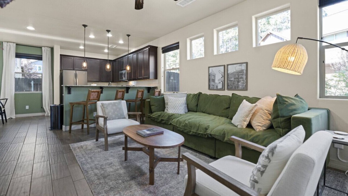 Flagstaff House | *Stylish*A/C* Swings*Fully Fenced Yard*