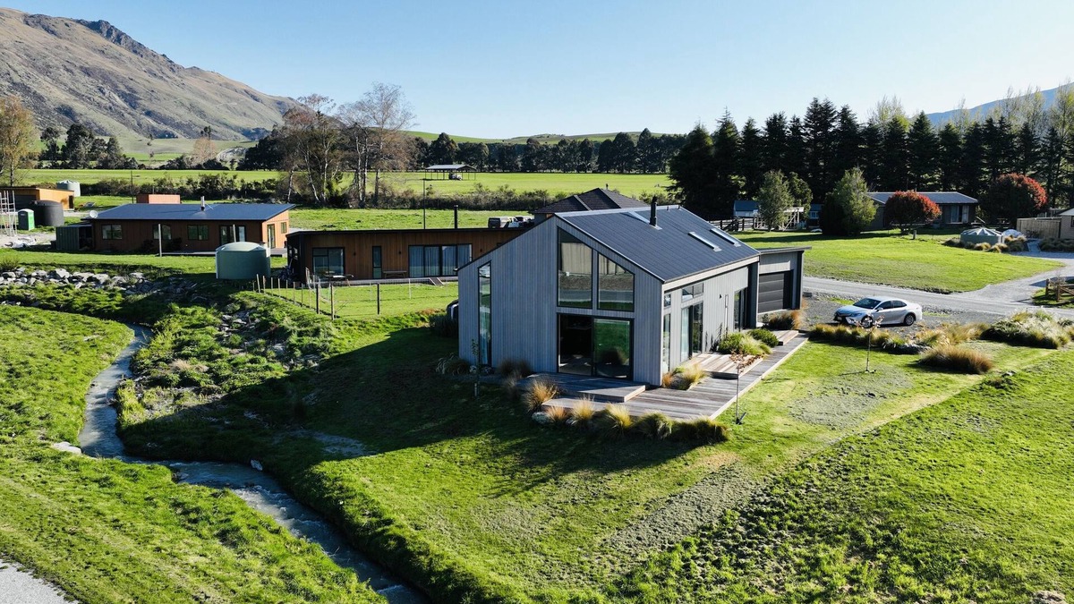 Kingston House | Stylish Alpine house in Kingston.