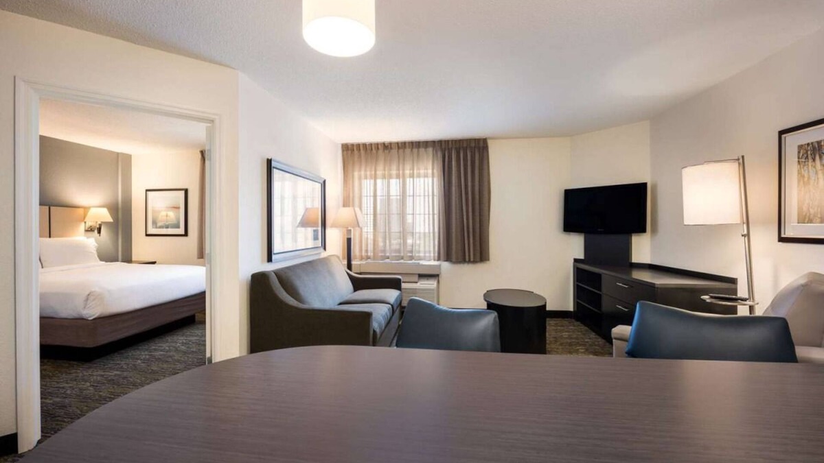 West Des Moines Resort | Stylish and Affordable Stay in West Des Moines! 3 Modern Units, Full Kitchen!