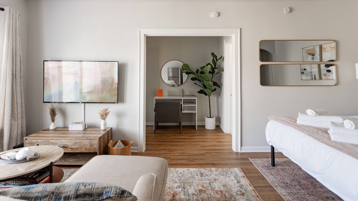 Rogers Park Apartment | Stylish and Comfy Studio near Loyola Park