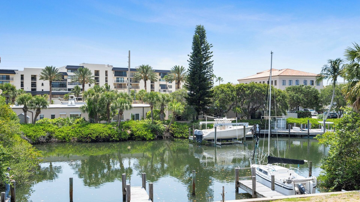 Central Beach House | Stylish and Peaceful 2-bedroom townhome 1 block to the beach
