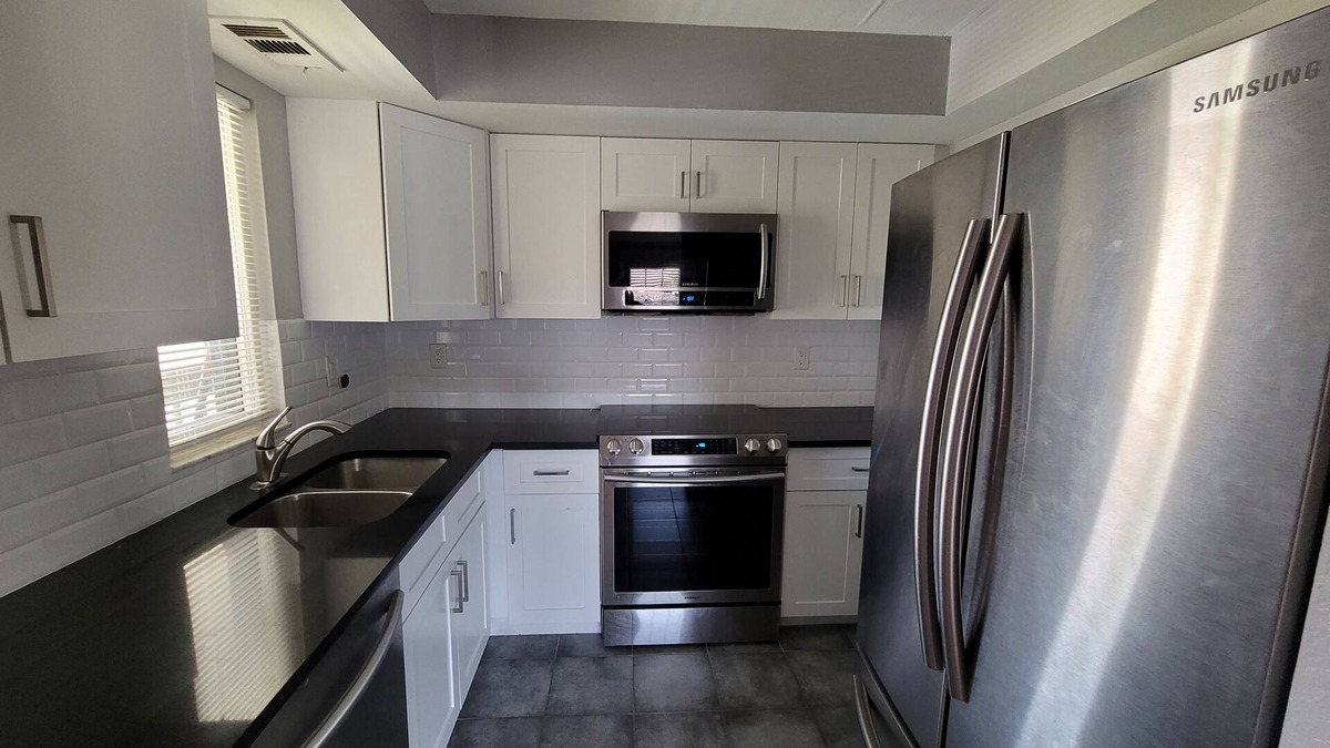 Port Charlotte Condo | STYLISH APARTMENT CLOSE TO SHOPPING RESTAURANTS