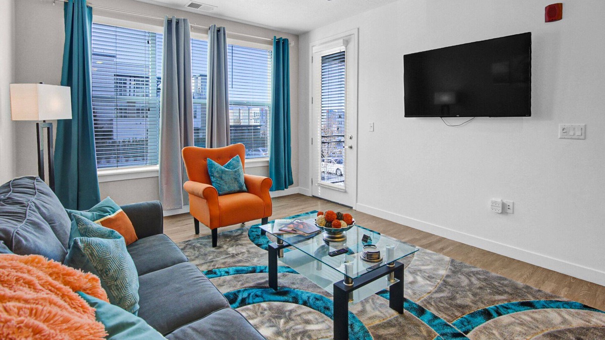 Draper Apartment | Stylish Apartment - Hottub/Parking/Gym/FastWifi/PetFriendly/Coffee Provided
