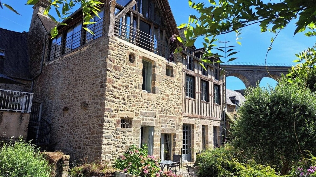 Lanvallay Apartment | Stylish apartment in unique position with stunning river views