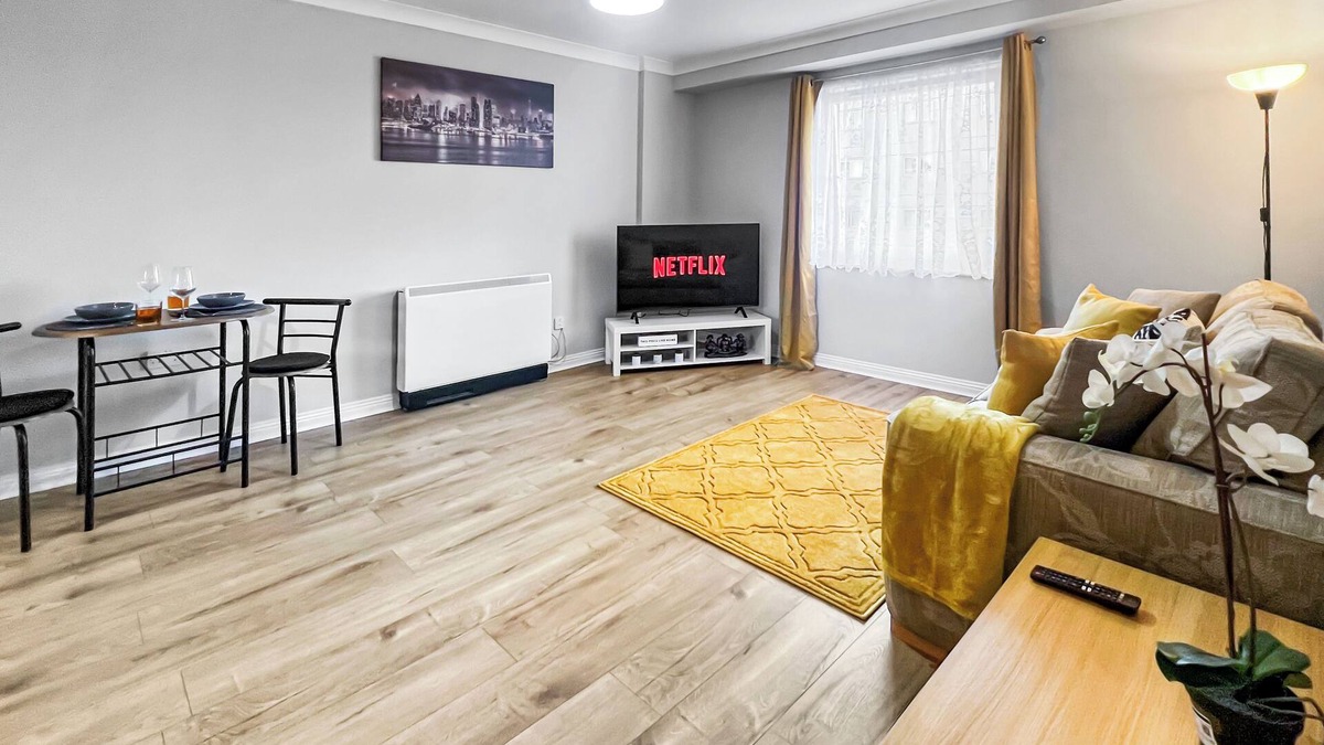 Feltham North Apartment | ⭑ Stylish Apartment Near Heathrow, Skyline Views ⭑