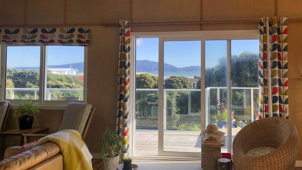 Waikanae House | Stylish Bach With hot tub and Island Views - Bali Hai