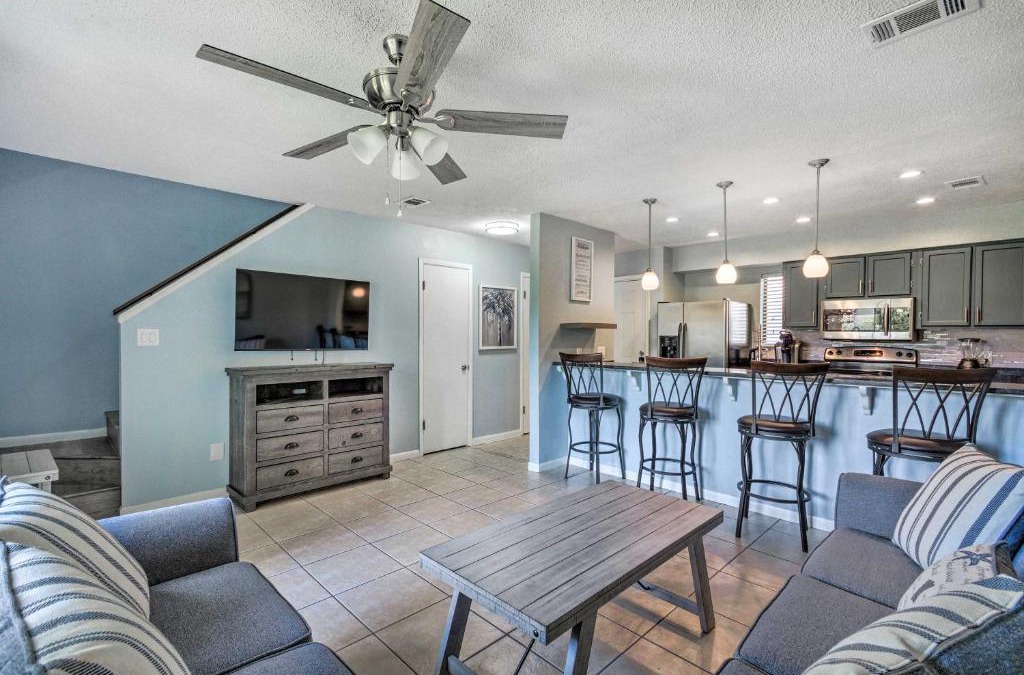 Mary Esther House | Stylish Bayfront Townhome Less Than 10 Mi to Beach!