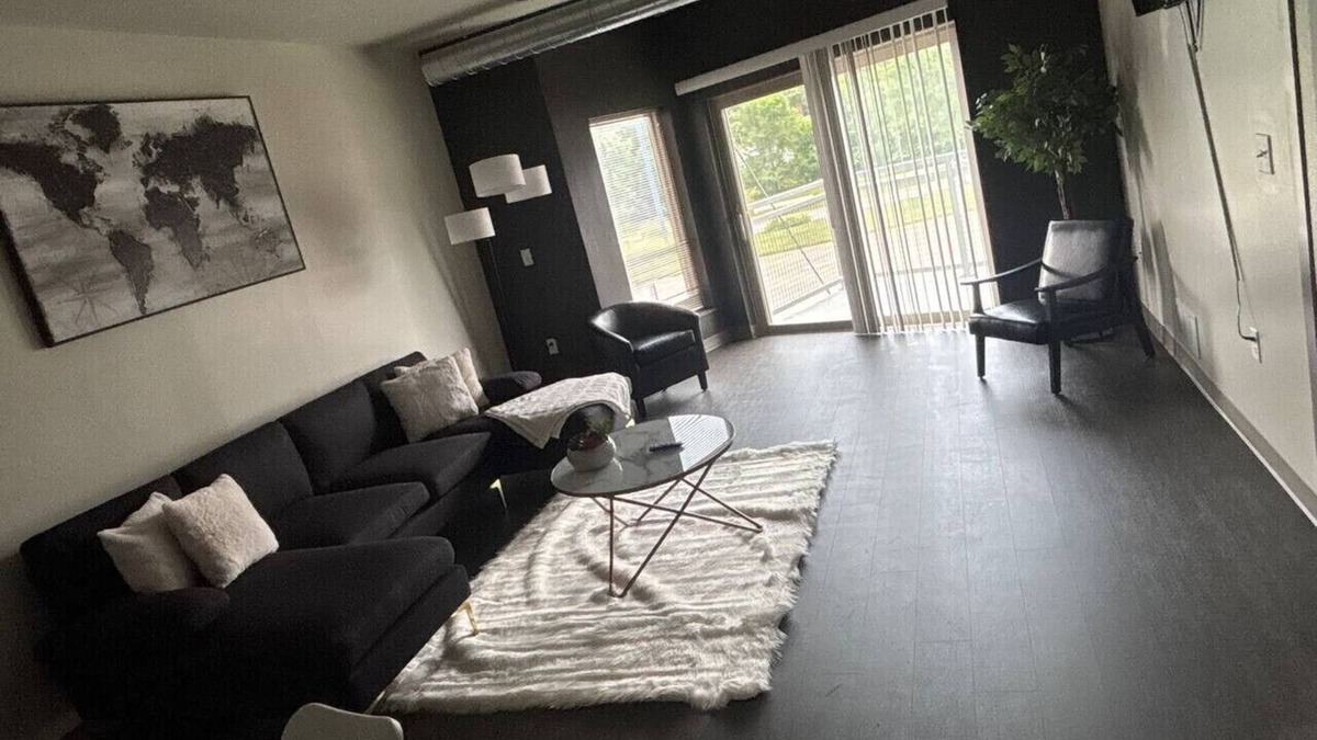 Downtown Des Moines Apartment | Stylish Black-themed Apartment in Des Moines