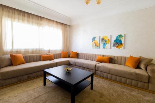 Luxus Apartment | Stylish & Bright 3-Bedroom Apartment, City Center with Air Conditioning and Free Parking