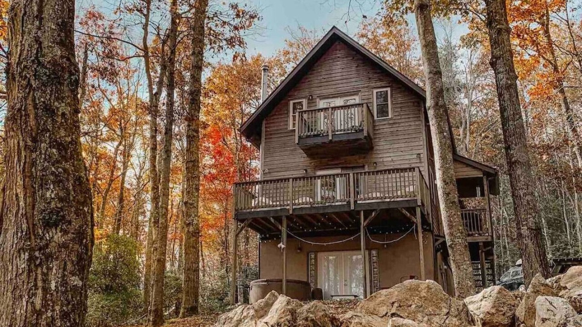 Burks Fork Apartment | Stylish Cabin near wineries & parkway