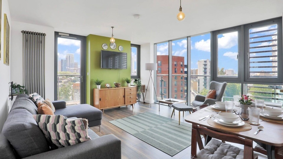 Limehouse Apartment | Stylish Canal-Side 2BedRoom with Balcony - 5min to Canary Wharf