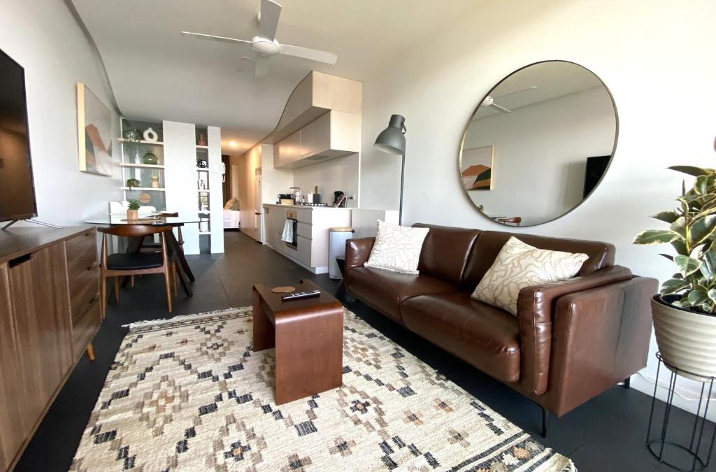 City West Apartment | Stylish Central Lake View Apartment - free parking