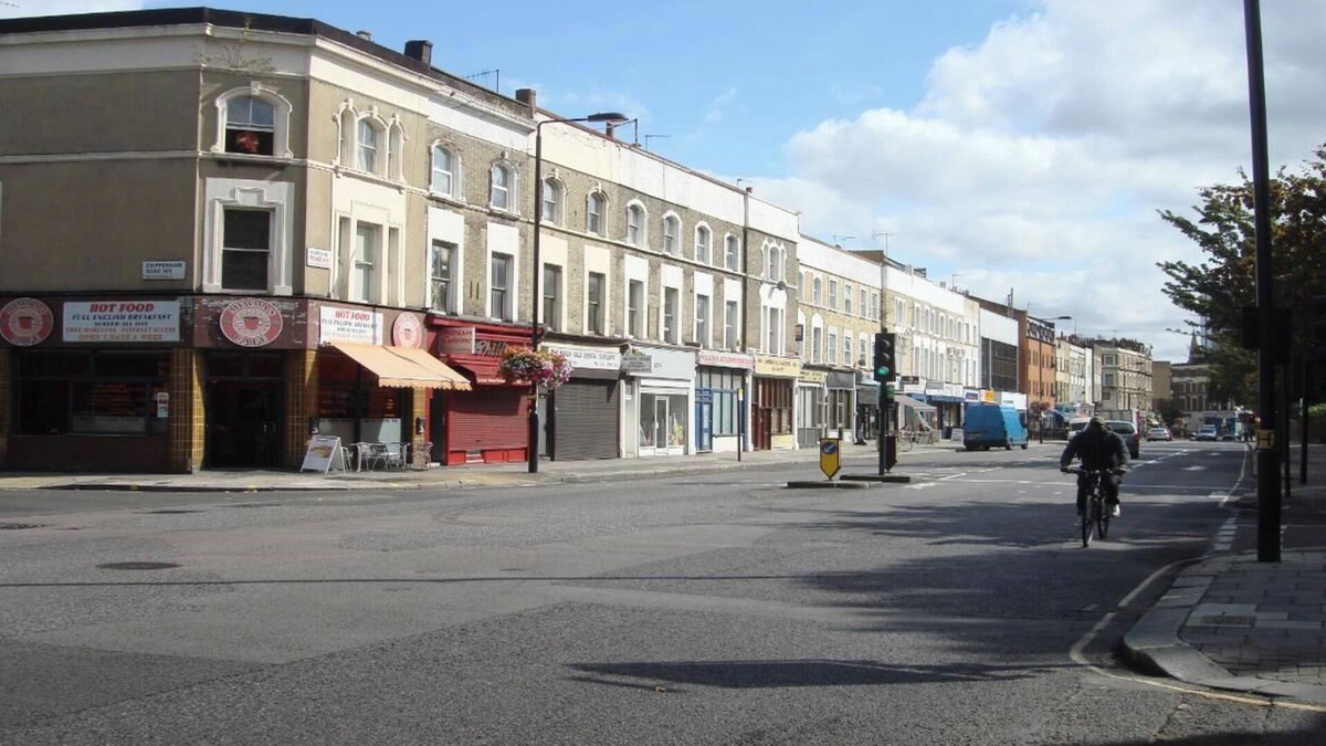 Haselbury Apartment | Stylish Central London Flat with Pool Table, Office Space & Prime Location