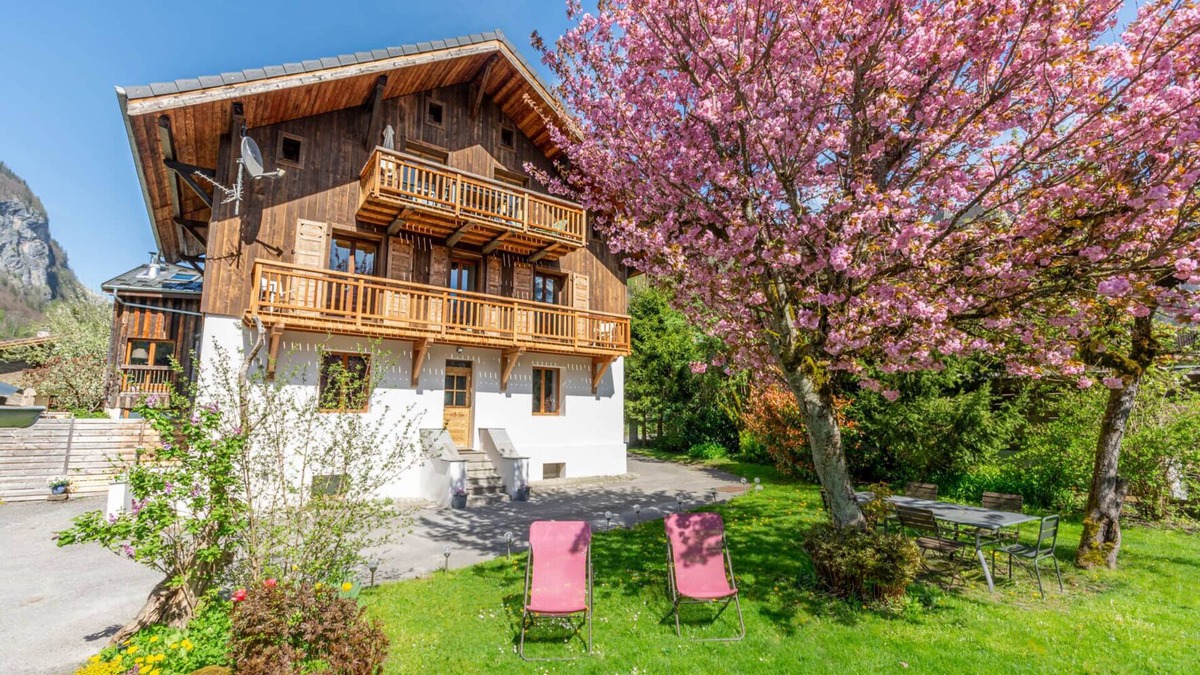 Samoens Ski Chalet | Stylish chalet, central Samoëns, 5 bedrooms, Jacuzzi/spa, pool table, log fire