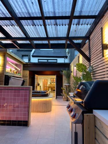 Galway City Centre Apartment | Stylish City Centre Hideaway & Private Hot Tub