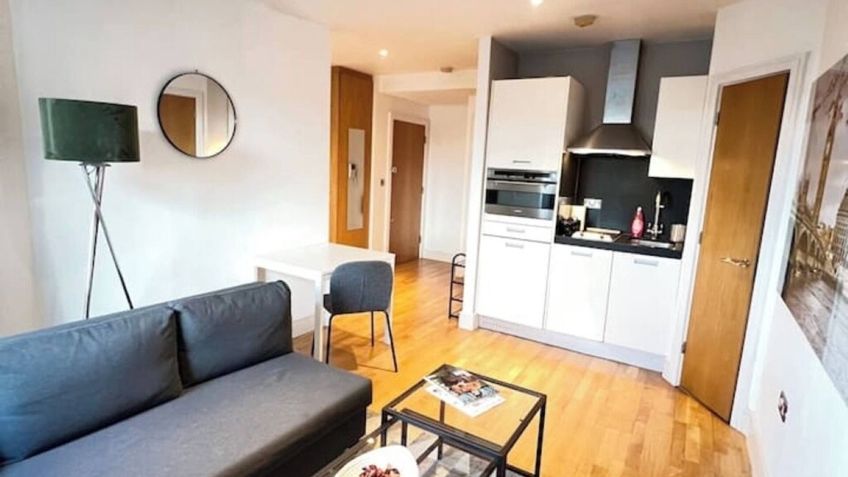 Clapham Apartment | Stylish Clapham High Street Flat, 1 Min to Station