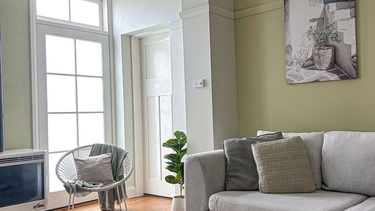 North Wollongong Apartment | Stylish coastal apartment w/2 car park, close to beach, parks, cafes, free bus.