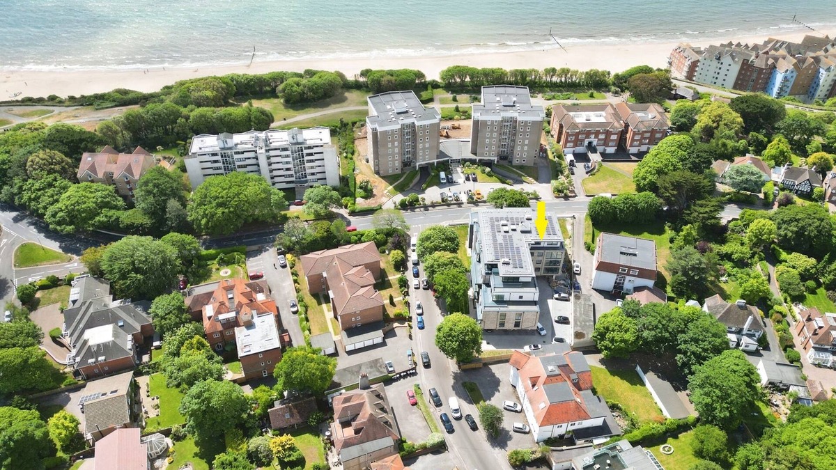 Boscombe Apartment | Stylish Coastal Apartment in Boscombe | Modern Comforts Near Sandbanks & Jurassic Coast