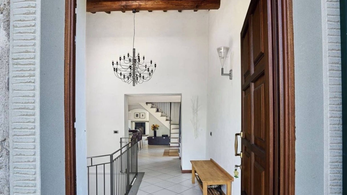 Maglietola House | Stylish Comfort Meets Tuscan Charm. 4 bathrooms and high-speed internet.