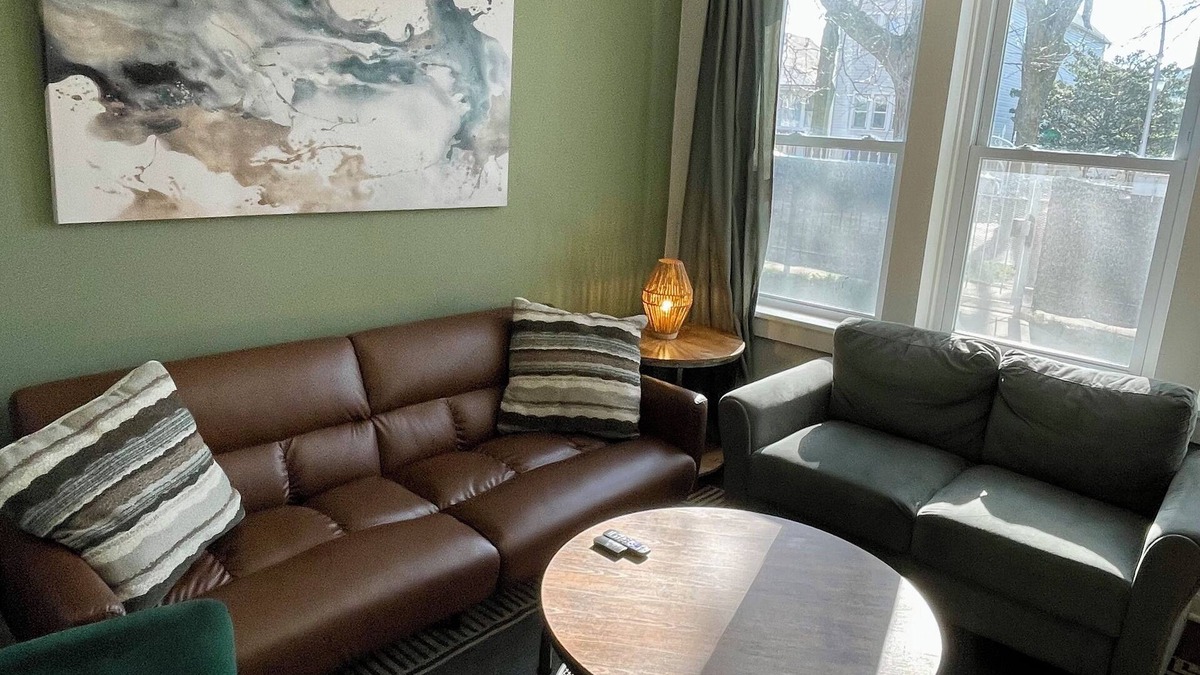 Brighton Park Apartment | Stylish comfortable 3BR with tons of natural light