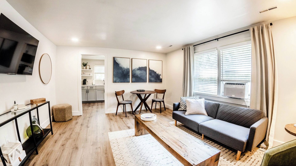 Lincoln Apartment | Stylish & Comfy Downtown Retreat: Queen Bed + Sofa Bed - Laundry - Free Parking!