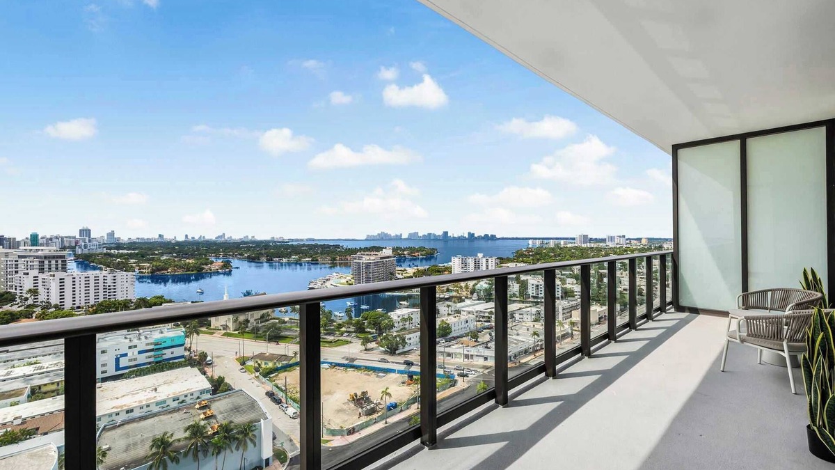 North Beach Apartment | Stylish Condo – Walk to Beach | Amazing Views