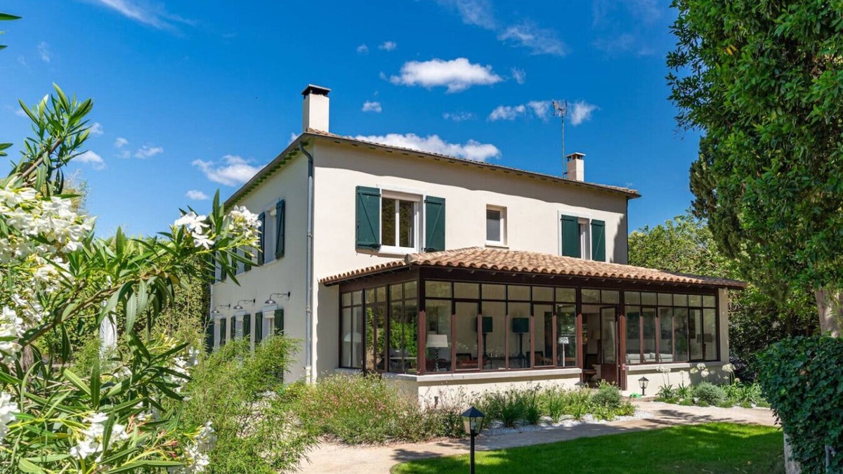 Mauguio House | Stylish country Retreat: 6 Bedrooms, Pool & Garden: Villa Noria