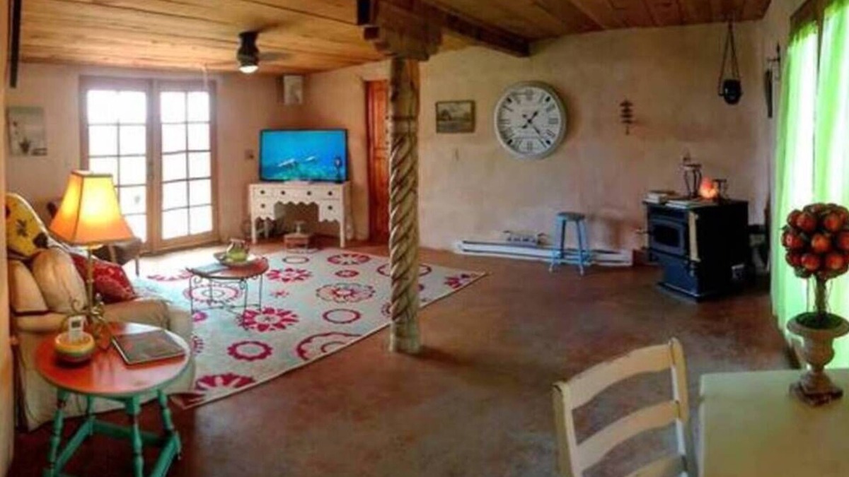 Canoncito House | Stylish County Casita, 1Br, Views, Wifi & AC