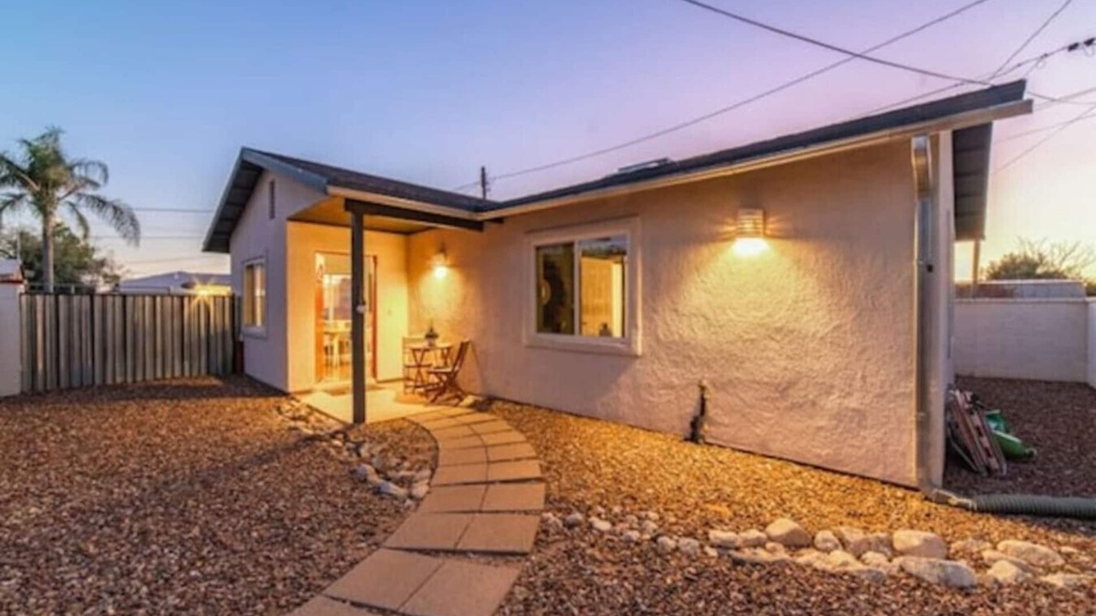 Campus Farm House | Stylish & Cozy/1 BR 1 BA/Casita/Parking