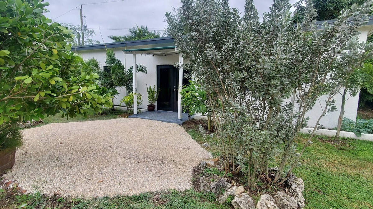 Homestead House | Stylish cozy modern open concept guest house