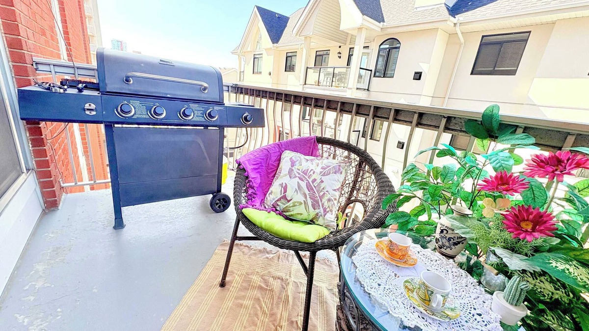 North Central Edmonton Condo | Stylish Downtown Condo near Rogers Place | Parking, Gym, Balcony & Kitchen