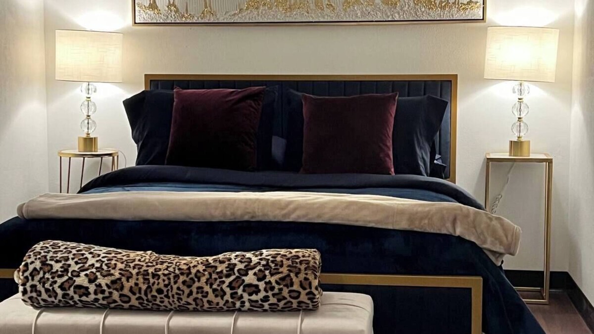 Kennard Cabin | STYLISH EAST TEXAS CABIN WITH PRIVATE HOT TUB, WIFI, ROKU, SMALL TOWN