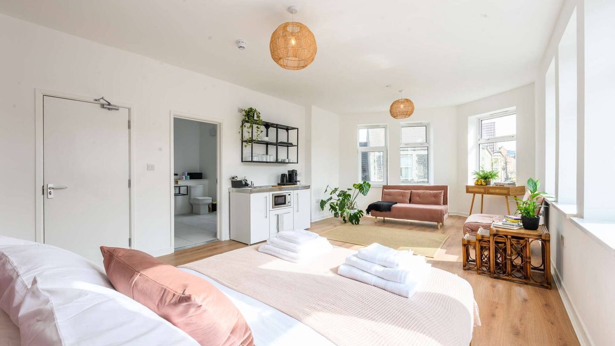 Riverside Apartment | Stylish en-suite Boutique Apartment 8min to centre for 5