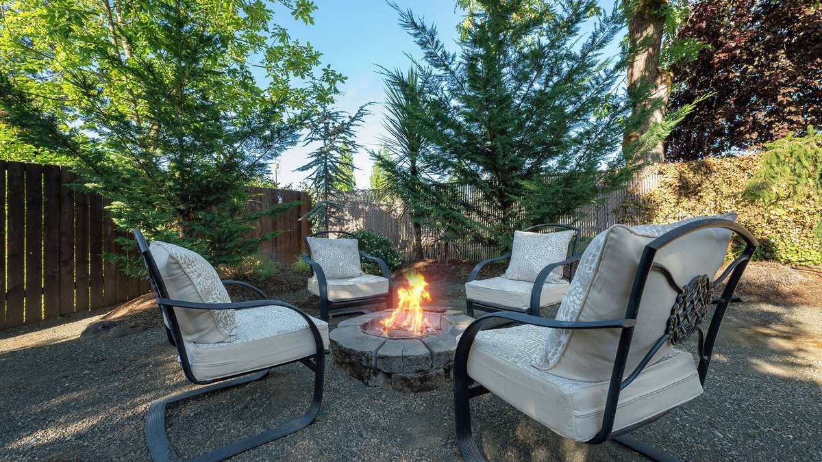 Roseburg House | Stylish Escape - Chic & Cozy with relaxing backyard
