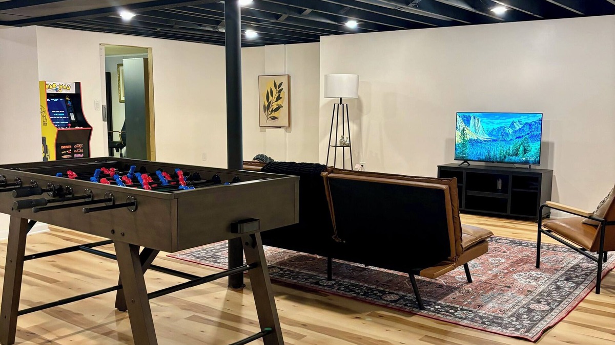Blue Springs House | Stylish family home w/game room and arcade not far from arrowhead stadium