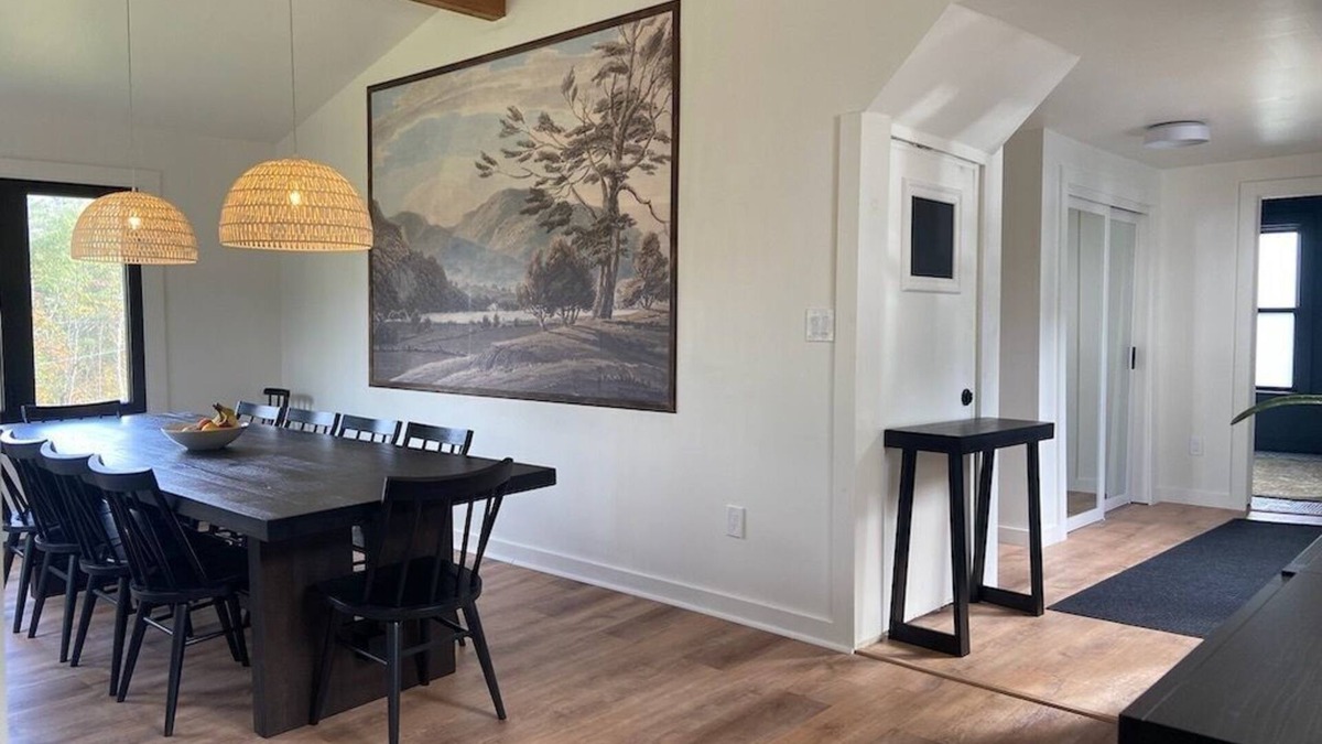 South Londonderry Ski Chalet | Stylish Farmhouse - Close to Ski, Golf + Hot Tub