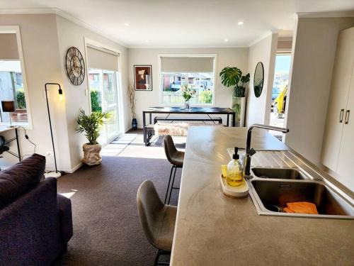 Hamilton House | Stylish Fresh Haven for up to 8 guests
