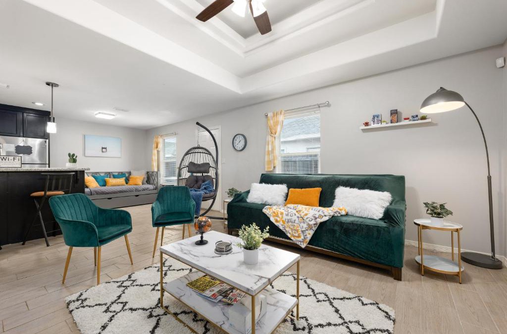 Edinburg Apartment | Stylish Furnished 2Bd 2Ba Apartment with Wifi Close to Shopping and Entertainment in McAllen Month to month contract on long term stays