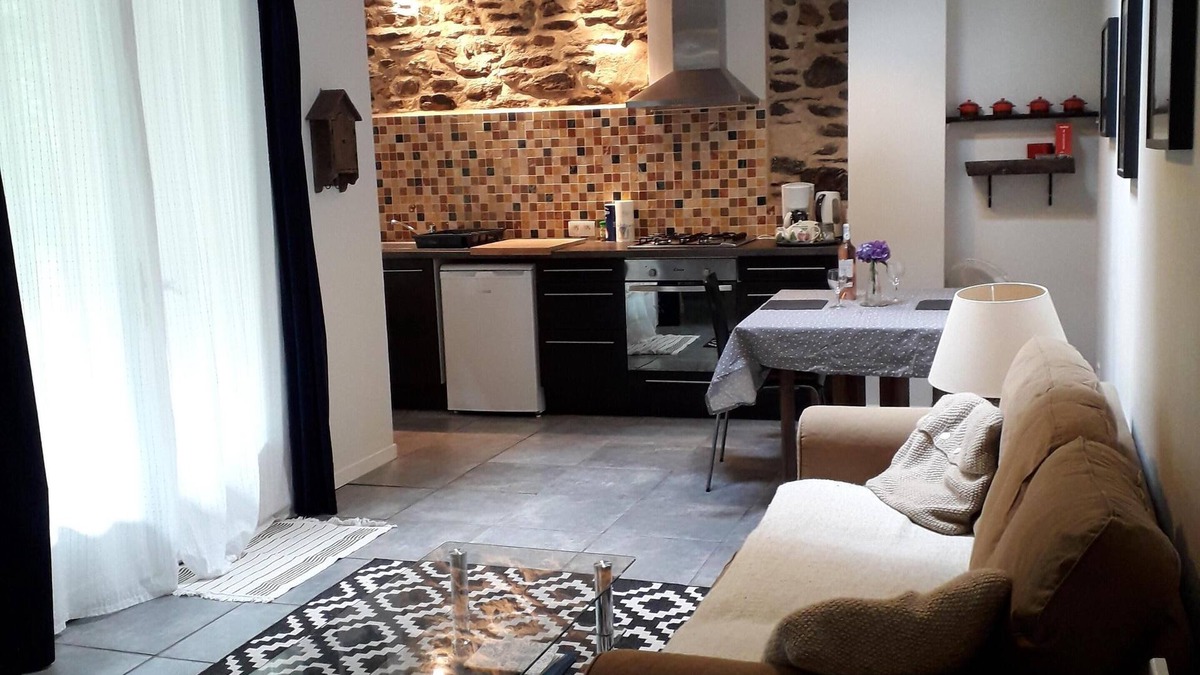 Boissezon Cottage | Stylish Gite in Picturesque Medieval Village - Ideal For Cyclists and Walkers