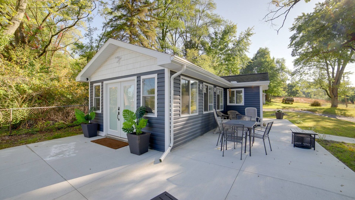 Grass Lake Cottage | Stylish Grass Lake Retreat - Steps to Park!