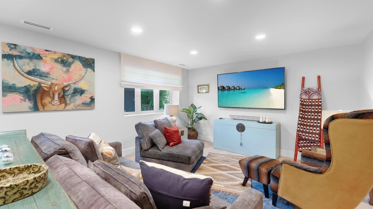 Sandy House | Stylish Guest Home with Garden and Mountain View
