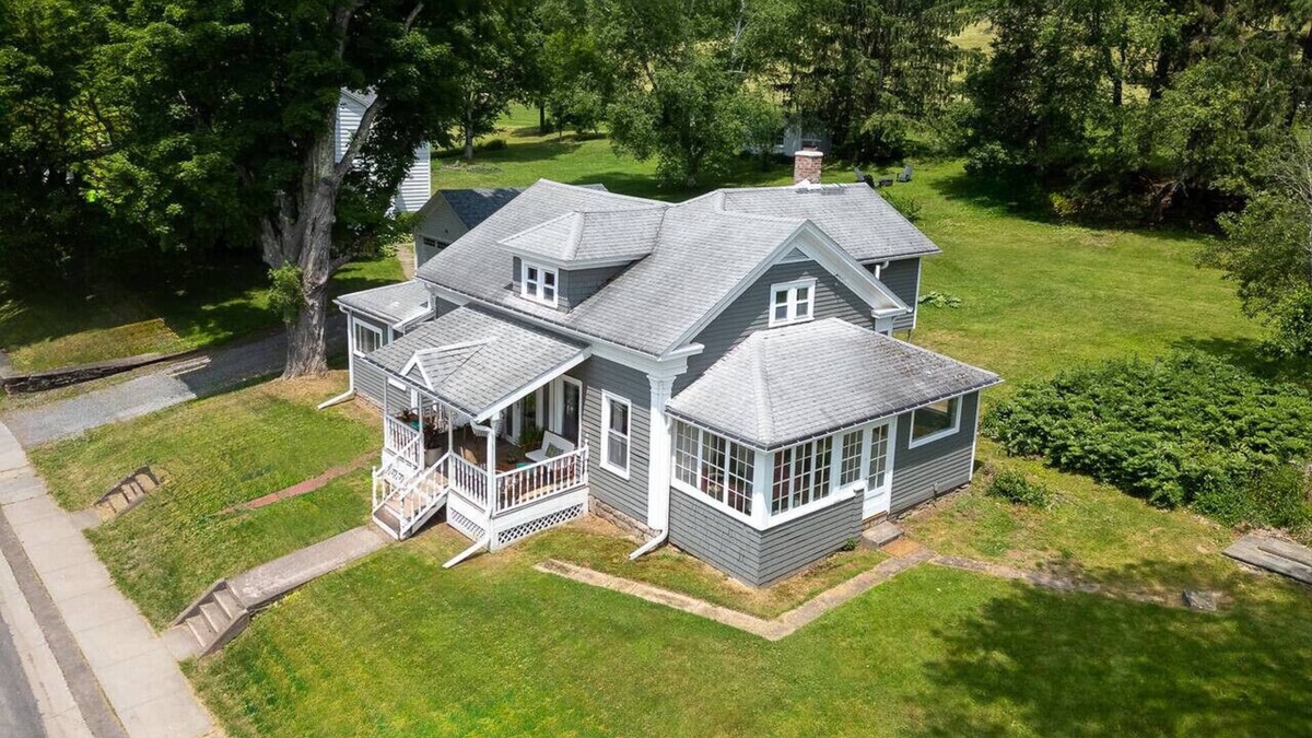 Bovina Center House | Stylish Historic Home – Timeless Charm with Modern Touches