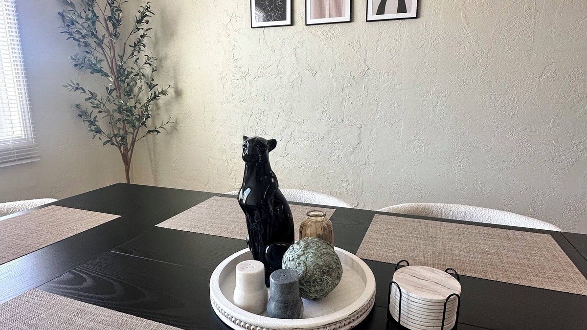 North Campus House | Stylish home, near UNM, Downtown, Old Town & Nob Hill