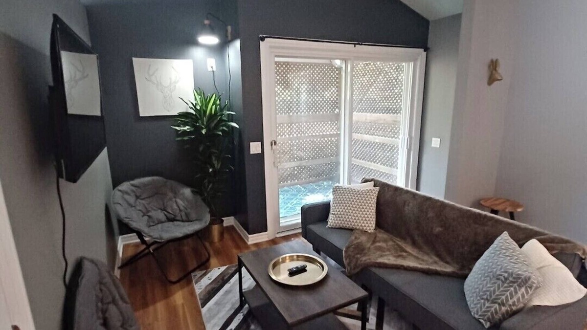 Old Ottawa East Apartment | Stylish home, perfect to explore Ottawa