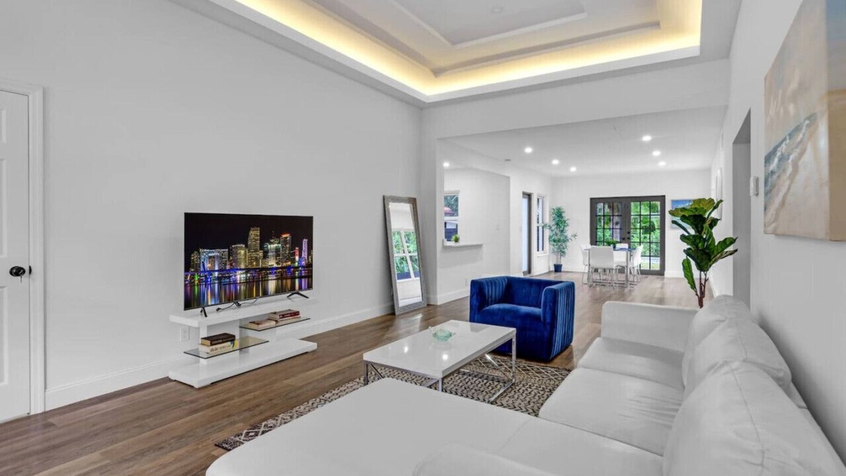 El Portal House | Stylish Home w Pool & Parking 10 mins to the Beach