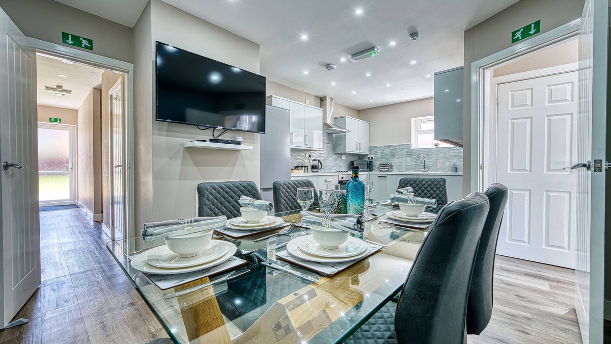 Olton House | Stylish House- B'ham Airport and NEC, Solihull