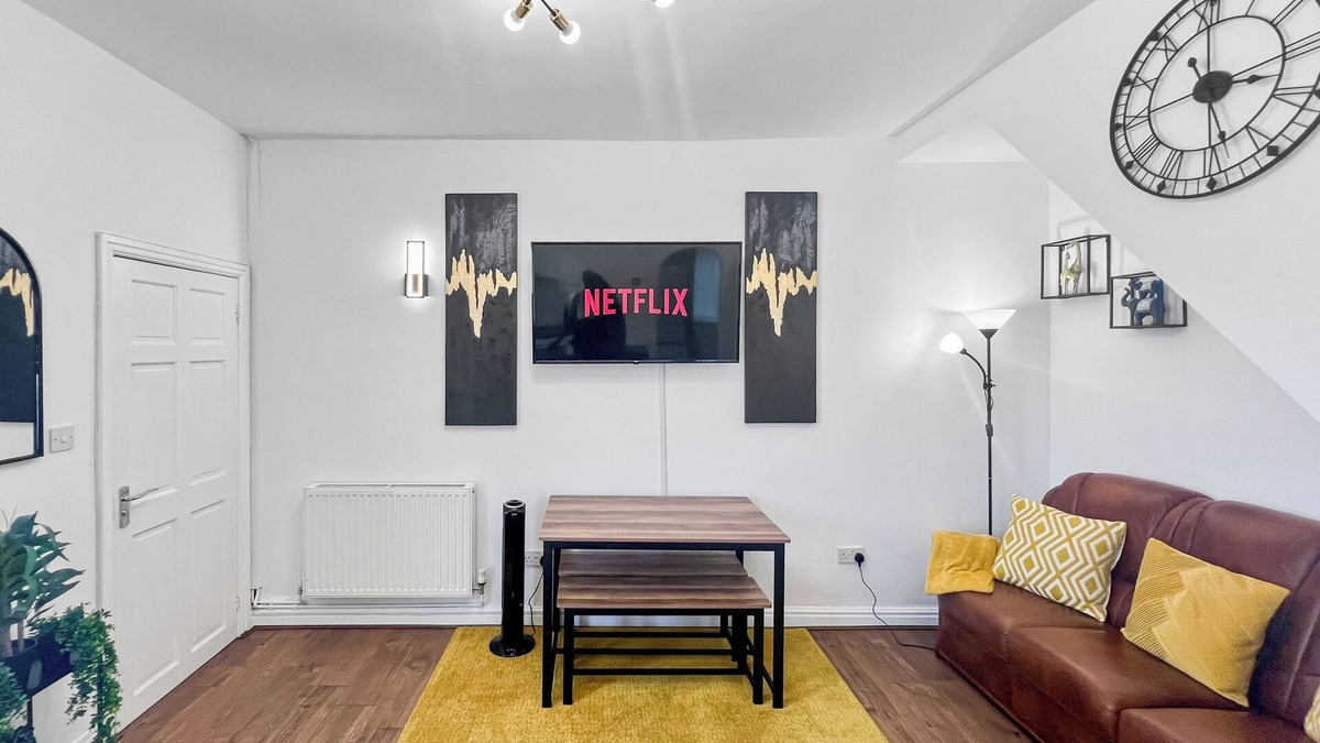 Stoke-on-Trent House | ⭑ Stylish House Near Hospital with Free Parking ⭑