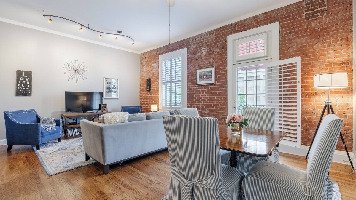 Greenville Downtown Apartment | Stylish King 1BR Loft near Main St Fun, 8$/Parking