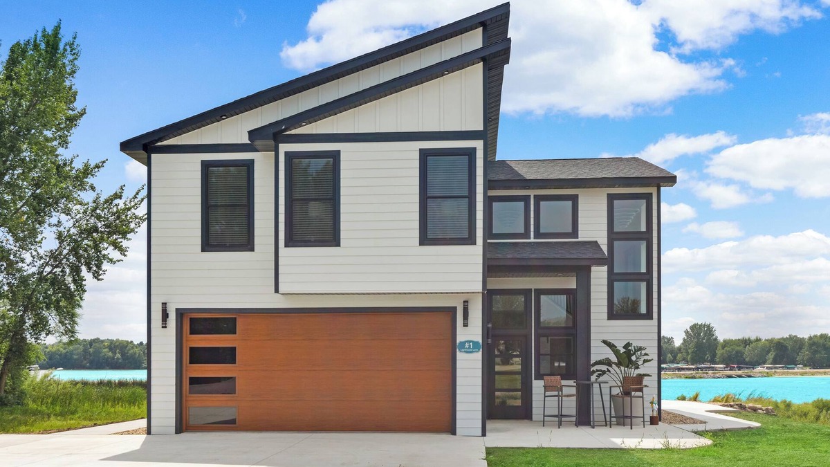 The Lakes House | Stylish Lake Shetek Escape with Marina Views close to Pelican Cove & Key Largo